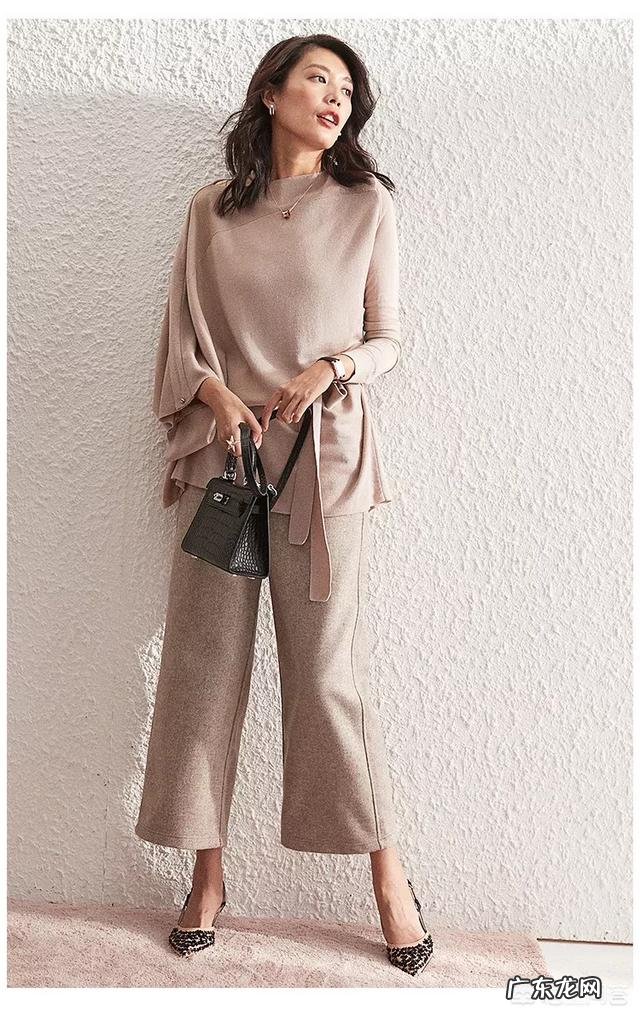 穿什么衣服可以显得皮肤白一些?