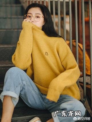 穿什么衣服可以显得皮肤白一些?