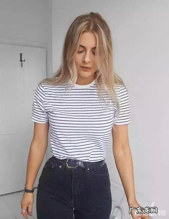 穿什么衣服可以显得皮肤白一些?