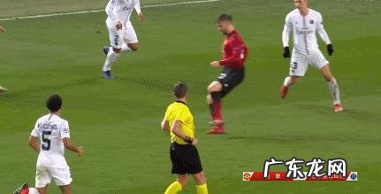 曼联不敌巴黎,赛后博格巴在更衣室怒捶衣柜,就红牌一事向队友致歉,对此你怎么看?