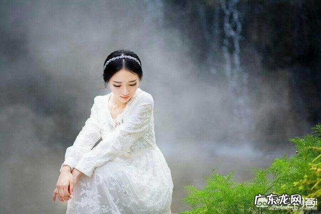 上句:酒不醉人人自醉,下句:君不恋我我恋君,下句怎么接?