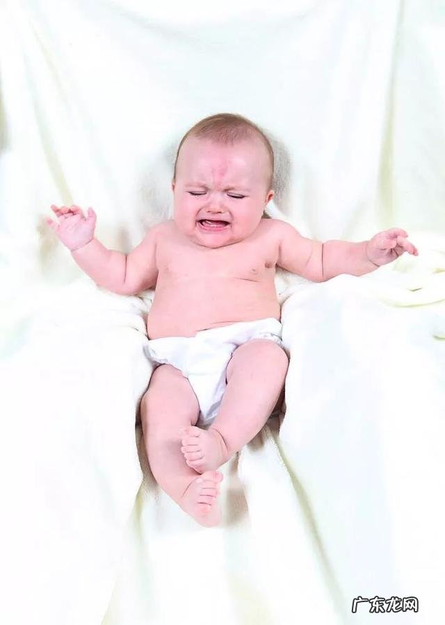 宝宝哭到底该不该抱?