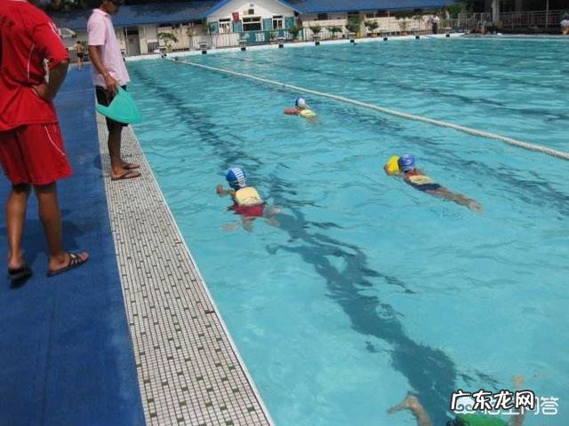 如何教宝宝学习游泳?