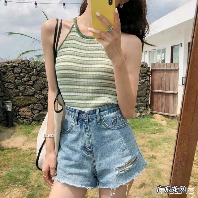 吊带怎么配裤子?