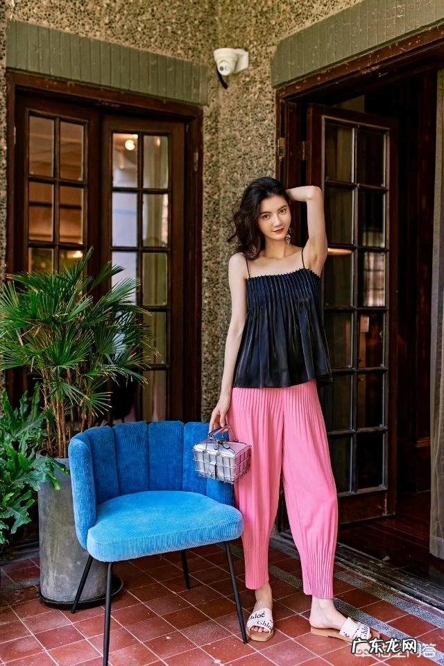 吊带怎么配裤子?