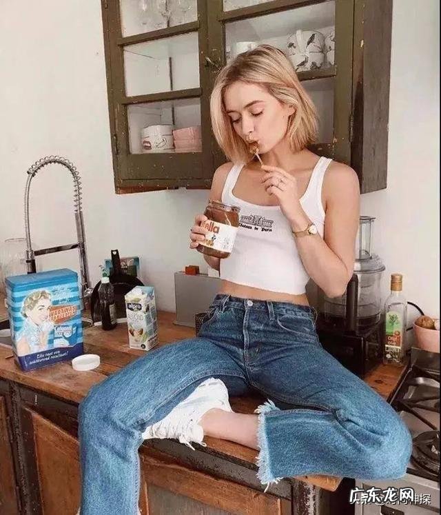 吊带怎么配裤子?