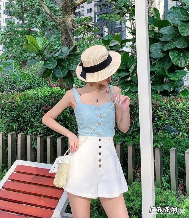 吊带怎么配裤子?