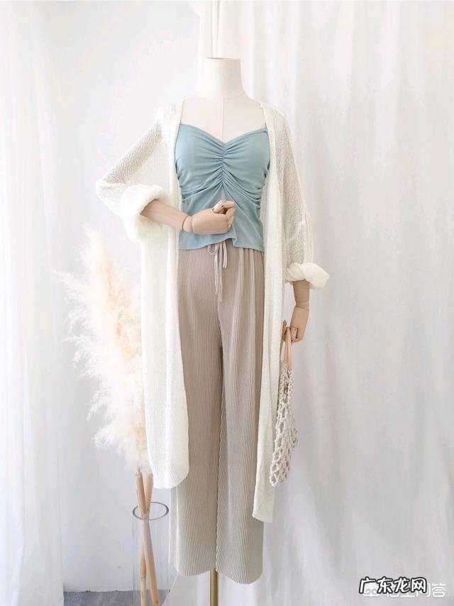 吊带怎么配裤子?