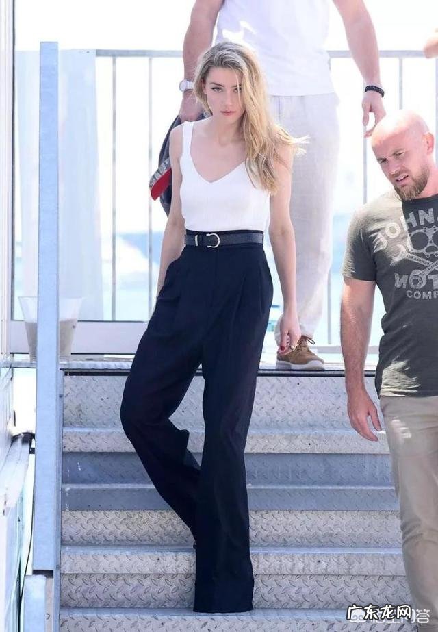 吊带怎么配裤子?