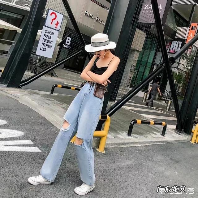 吊带怎么配裤子?