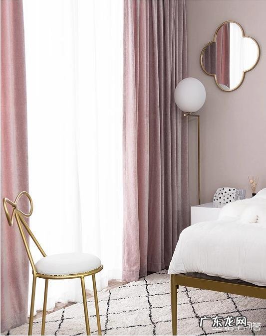 白色墙壁的卧室适合什么颜色窗帘?