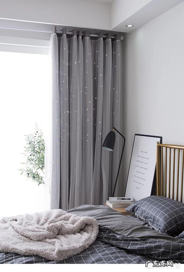 白色墙壁的卧室适合什么颜色窗帘?