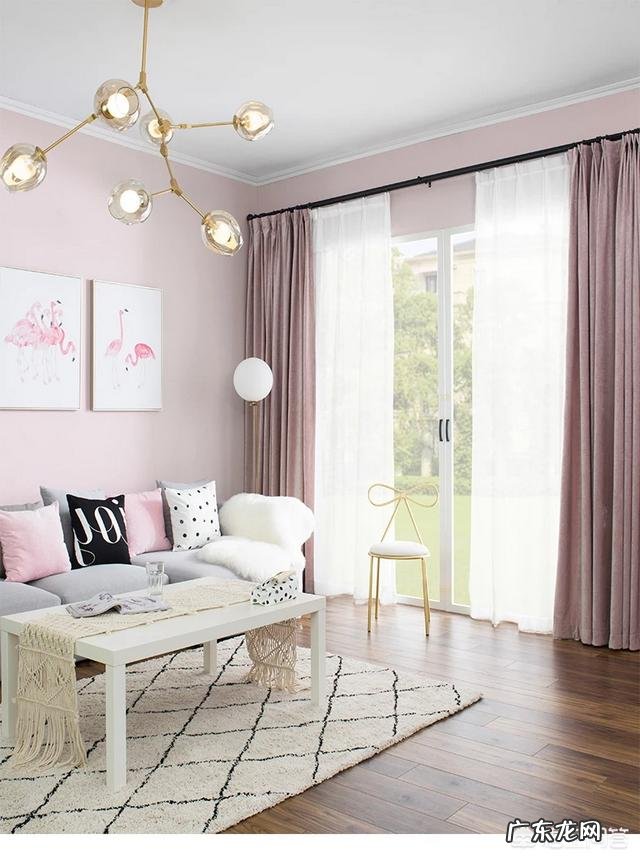 白色墙壁的卧室适合什么颜色窗帘?