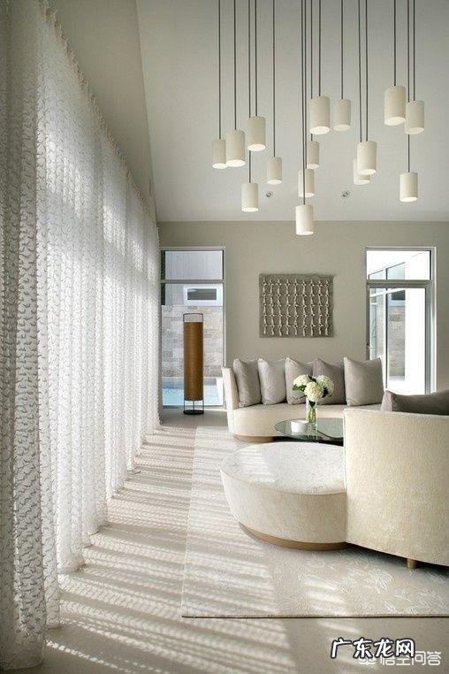白色墙壁的卧室适合什么颜色窗帘？