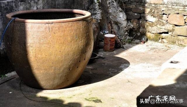 在农村,为啥有的人家大门口要放一口大缸?