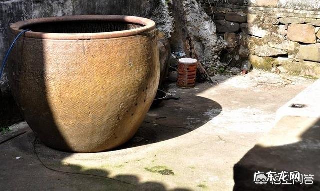在农村,为啥有的人家大门口要放一口大缸?