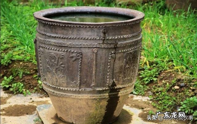 在农村,为啥有的人家大门口要放一口大缸?