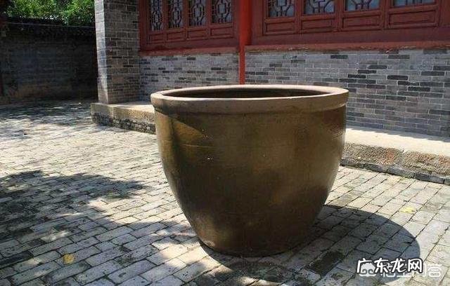 在农村，为啥有的人家大门口要放一口大缸？
