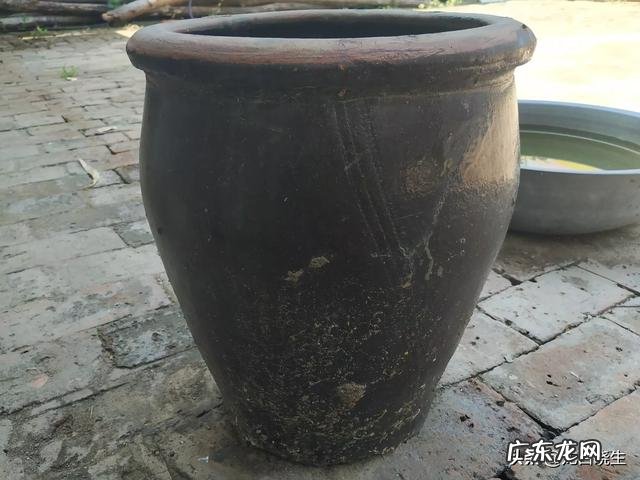 在农村,为啥有的人家大门口要放一口大缸?