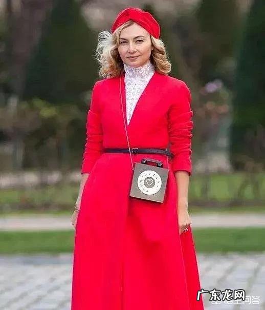 时装搭配,红色大衣里边搭配什么颜色的衣服好?