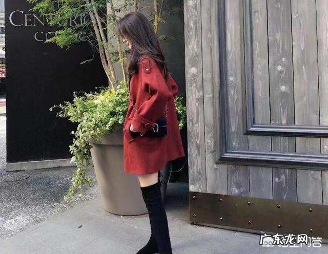 时装搭配,红色大衣里边搭配什么颜色的衣服好?