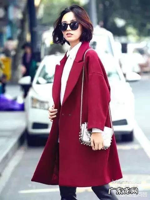 时装搭配,红色大衣里边搭配什么颜色的衣服好?