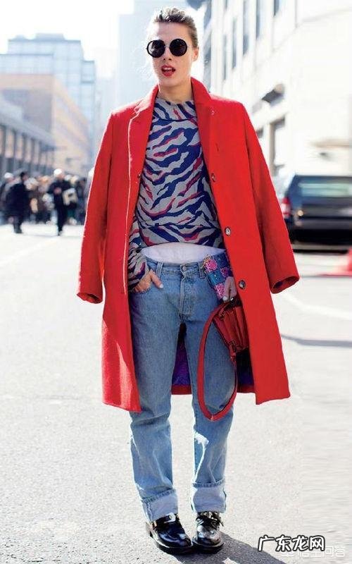时装搭配,红色大衣里边搭配什么颜色的衣服好?