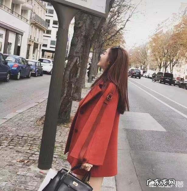 时装搭配,红色大衣里边搭配什么颜色的衣服好?