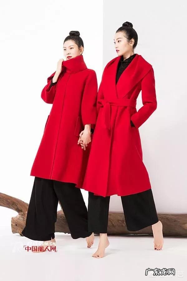 时装搭配,红色大衣里边搭配什么颜色的衣服好?
