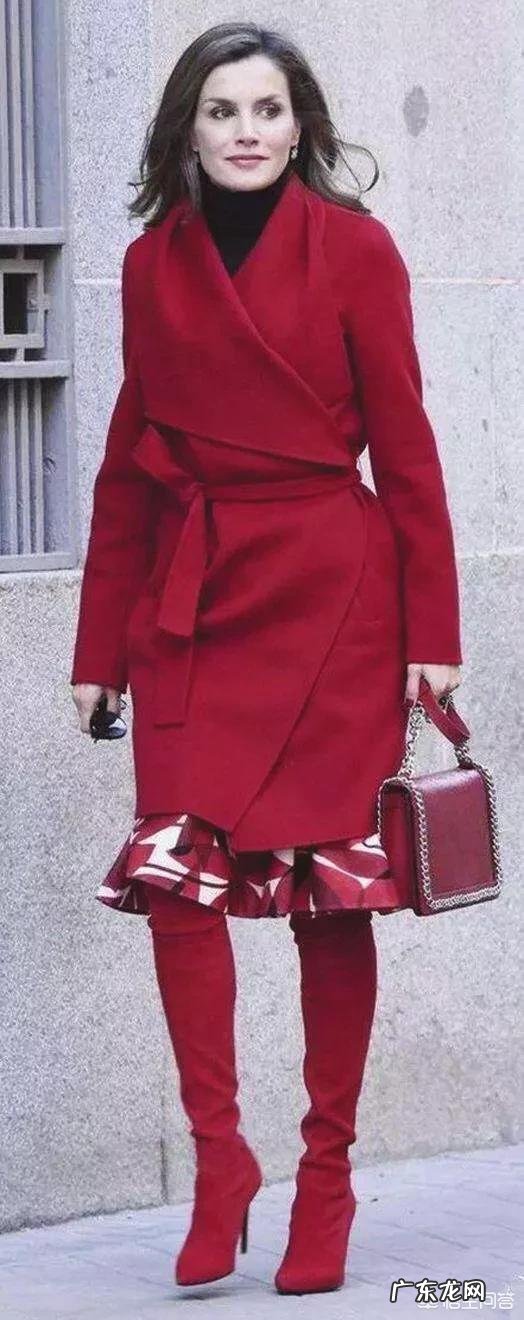 时装搭配,红色大衣里边搭配什么颜色的衣服好?