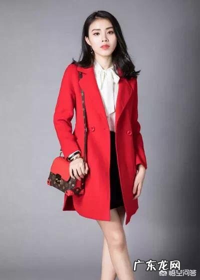 时装搭配,红色大衣里边搭配什么颜色的衣服好?