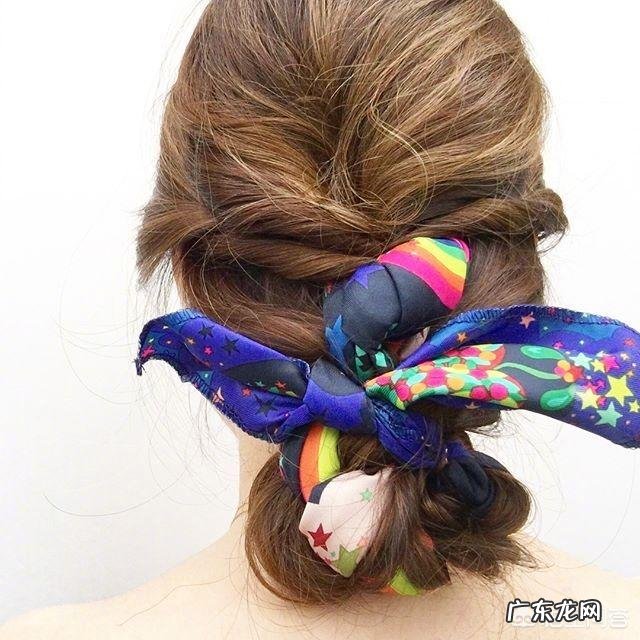 丝巾如何搭配发型才能与众不同?