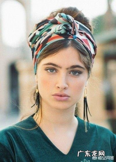 丝巾如何搭配发型才能与众不同?