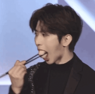 尹正吃春饼嚼121下，鞠婧祎一口面包嚼33下，细嚼慢咽能让你变瘦！ 夹春卷的明星