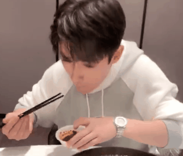 尹正吃春饼嚼121下，鞠婧祎一口面包嚼33下，细嚼慢咽能让你变瘦！ 夹春卷的明星