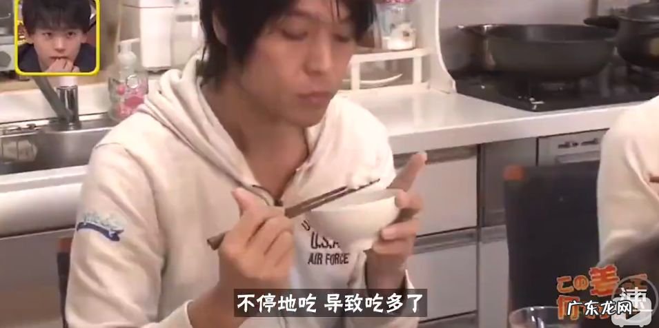 尹正吃春饼嚼121下,鞠婧祎一口面包嚼33下,细嚼慢咽能让你变瘦! 夹春卷的明星