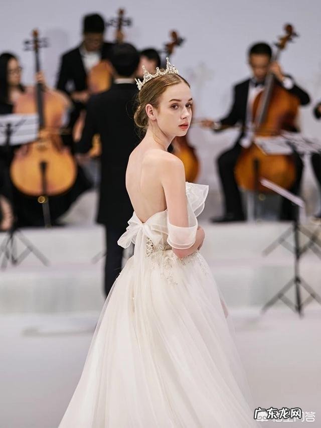 夏天拍时装,哪些服装能突显女人味?