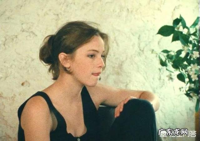 夏天拍时装,哪些服装能突显女人味?