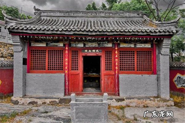 俗语“二郎担山,不伤也得脱层皮”,有理吗?盖房子都有啥讲究? 山上建房子风水讲究