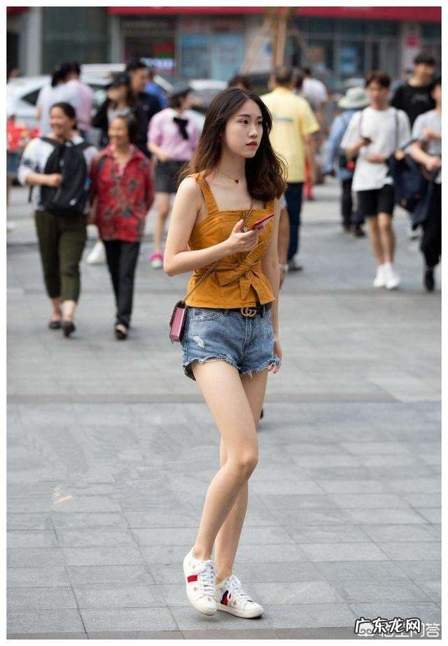 想拍一些好看的人像照,吊带背心、抹胸衣配牛仔短裤好不好看?