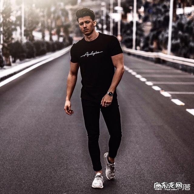 简单的T恤是不是好搭配?