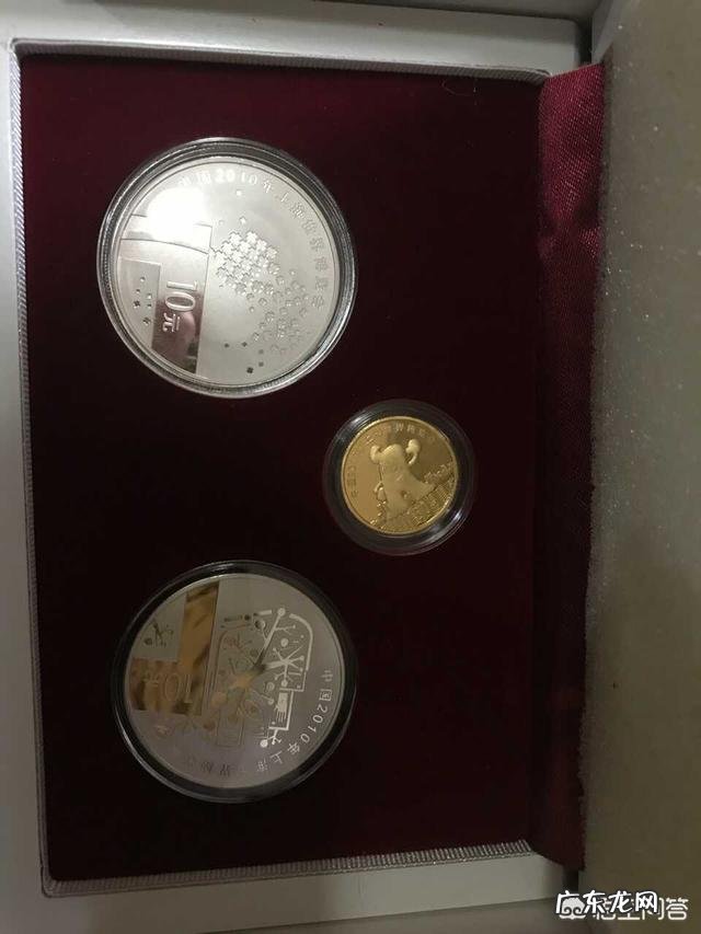 上海世博会发行的金银纪念币有套装两枚的吗?发一下图片,现在价值怎么样了?