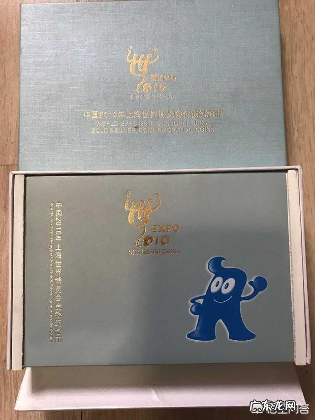 上海世博会发行的金银纪念币有套装两枚的吗?发一下图片,现在价值怎么样了?