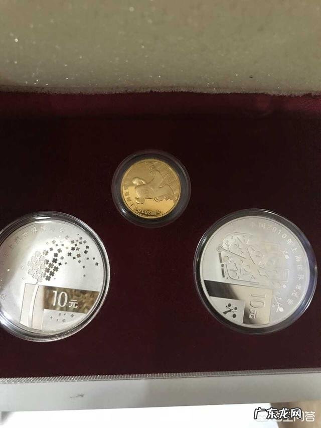 上海世博会发行的金银纪念币有套装两枚的吗?发一下图片,现在价值怎么样了?
