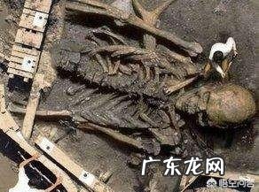 两亿年前留在地球上的大脚印坑真的是巨人留下的吗?对此你有什么看法?