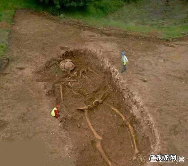 两亿年前留在地球上的大脚印坑真的是巨人留下的吗?对此你有什么看法?