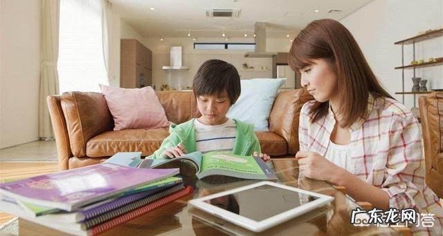 你认为义务教育阶段的孩子放学后和家长在一起,家长们做些什么好?