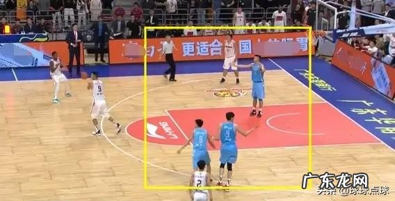 最后3秒，新疆落后1分，周琦对徐杰犯规被裁判无视，为什么裁判没有吹罚呢？