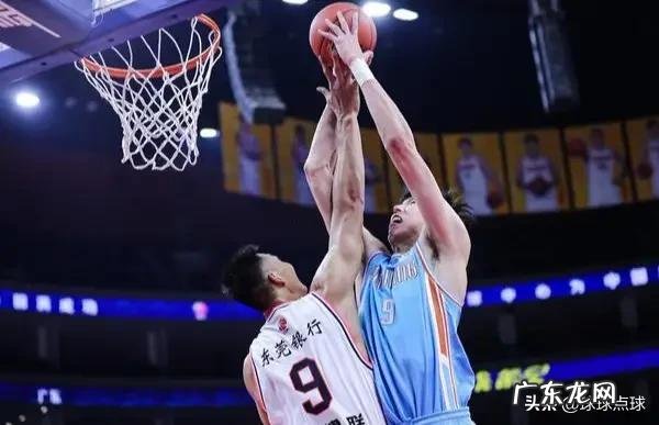 最后3秒，新疆落后1分，周琦对徐杰犯规被裁判无视，为什么裁判没有吹罚呢？