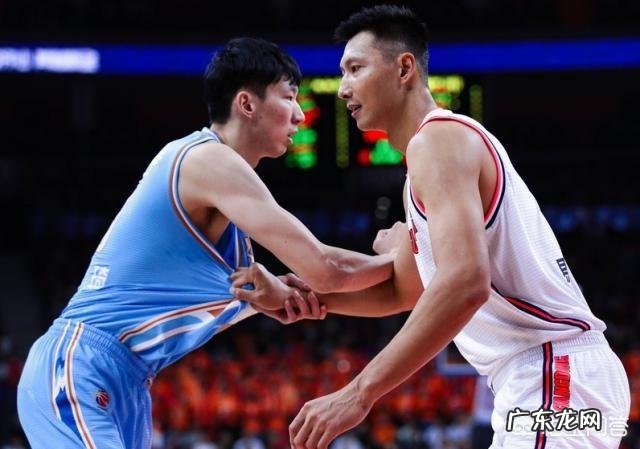 最后3秒,新疆落后1分,周琦对徐杰犯规被裁判无视,为什么裁判没有吹罚呢?